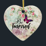 Ornement Cœur En Céramique Citation inspirée et collage de papillon rose<br><div class="desc">Un ornement avec le dicton : Soyez inspiré. Le mot inspiré est écrit dans une police de script cool tendance. Conçu avec un élégant papillon magenta rose aux accents violets. L'arrière - plan est un collage vintage abîmé avec des roses roses et d'autres éléments décoratifs. Une charmante ambiance fantaisiste.</div>