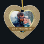 Ornement Cœur En Céramique Elégant Motif Or Notre Premier Ornament Valentin<br><div class="desc">Cet élégant ornement présente votre photo spéciale dans un cadre en forme de coeur doré brillant contre un joli arrière - plan motif doré. Votre texte est en or clair sur une bannière d'or antique foncé encadrée en or fin. L'arrière de l'ornement a un champ en forme de coeur avec...</div>
