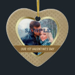 Ornement Cœur En Céramique Elégant Motif Or Notre Premier Ornament Valentin<br><div class="desc">Cet élégant ornement présente votre photo spéciale dans un cadre en forme de coeur doré brillant contre un joli arrière - plan motif doré. Votre texte est en or clair sur une bannière d'or antique foncé encadrée en or fin. L'arrière de l'ornement a un champ en forme de coeur avec...</div>
