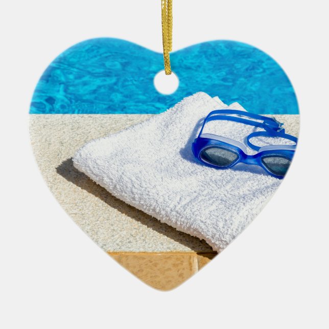 Ornement Cœur En Céramique Lunettes et serviette de natation près de piscine (Devant)