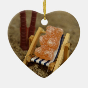 Ornement Cœur En Céramique Ours gommeux détendant sur la plage