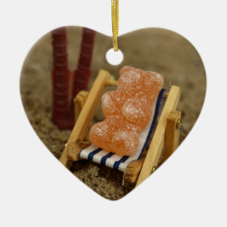 Ornement Cœur En Céramique Ours gommeux détendant sur la plage