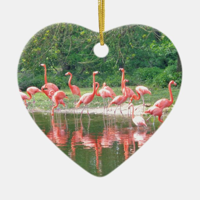 Ornement Cœur En Céramique Rangée de Flamant rose au lac au printemps, Oiseau (Devant)