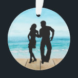 Ornement de danse - Beach Shag Dancing<br><div class="desc">J'espère que vous en profiterez comme un ornement pour votre arbre, un trinket toute l'année à accrocher dans votre maison, un cadeau pour vos amis dansants de shag ... vous le nommez! J'ai payé les frais pour les licences étendues pour obtenir le quai et l'océan pour lui donner cette sensation...</div>