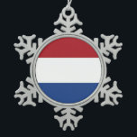 Ornement de flocon de neige avec drapeau Pays-Bas<br><div class="desc">Célébrez la saison des fêtes avec une touche de charme hollandais en ornant votre arbre avec ces magnifiques ornements de flocs de neige arborant le drapeau de la Pays-Bas ! Réalisées avec précision et attention aux détails, ces ornements ne sont pas seulement des décorations festives, ils sont une célébration du...</div>