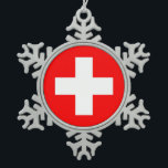 Ornement de flocon de neige avec drapeau suisse<br><div class="desc">Ajoutez une touche de charme suisse à votre décor de vacances avec ces magnifiques ornements de flocon de neige arborant le drapeau de la Suisse ! Conçus avec précision et attention aux détails, ces ornements ne sont pas seulement des décorations, ils sont une célébration de la riche culture suisse et...</div>