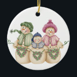 Ornement de garde de famille Snowman<br><div class="desc">Une famille de bonhomme de neige avec des couronnes en forme de coeur sur un ornement de porcelaine qui ravira tous ceux qui aiment les bonhommes de neige et l'hiver!</div>