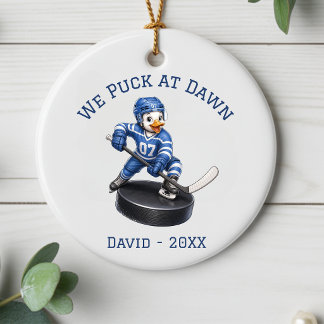 Ornement de joueur de hockey personnalisé We Puck