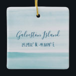 Ornement de l'île de Galveston<br><div class="desc">Superbe aquarelle bleu clair foncé met en évidence les coordonnées longitude et latitude de Galveston Island,  Texas.</div>