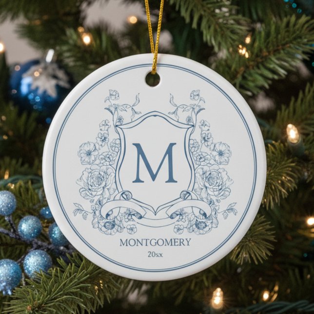 Ornement de Noël bleu floral élégant (elegant blue white monogram christmas ornament with family crest initial, custom name and est date)
