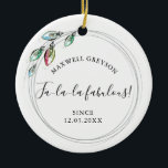 Ornement de Noël de couple<br><div class="desc">Un cadeau parfait pour les jeunes mariés ou les mariages d'anniversaire, cet élégant ornement de Noël acrylique présente vos noms et date de mariage encerclés par une série de lumières de vacances modernes. Votre nom de famille est placé dans une main amusante typographie lettrée sur un arrière - plan blanc...</div>