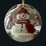 Ornement de Noël de Snowman personnalisé<br><div class="desc">Chic bonhomme de neige vêtu personnalisé avec le nom et l'année de Noël.</div>