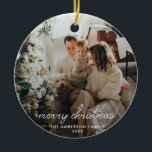 Ornement de Noël Joyeux<br><div class="desc">Un ornement photo moderne avec un script "joyeux Noël" en blanc. Le nom et l'année peuvent être facilement customisés pour une touche personnelle. Un design tendance,  minimaliste et contemporain pour se démarquer de cette période de vacances !</div>