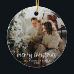Ornement de Noël Joyeux<br><div class="desc">Un ornement photo moderne avec un script "joyeux Noël" en blanc. Le nom et l'année peuvent être facilement customisés pour une touche personnelle. Un design tendance,  minimaliste et contemporain pour se démarquer de cette période de vacances !</div>
