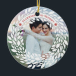 Ornement de Noël marié et joyeux<br><div class="desc">Cet élégant ornement est parfait pour un couple célébrant leur premier Noël marié. Il comporte une couronne autour de la frontière et les mots "Marié et Joyeux" sur un cadre incurvé en bas. Ajoutez une photo du couple heureux. Le verso contient les noms et la date mariage.</div>