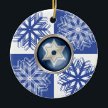 Ornement de vacances d'étoile de David de flocon<br><div class="desc">Célébrez Hanoukka avec cette conception bleue et blanche de vacances de flocon de neige d'étoile de David de flocon de neige.</div>