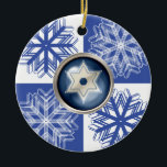 Ornement de vacances d'étoile de David de flocon<br><div class="desc">Célébrez Hanoukka avec cette conception bleue et blanche de vacances de flocon de neige d'étoile de David de flocon de neige.</div>