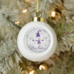 Ornement de vacances pourpre mignon Snowman<br><div class="desc">Décorez votre arbre de Noël cette saison de vacances avec un ornement de balle en céramique pourpre Snowman. Le design ornemental présente un mignon bonhomme de neige dans un casquette, foulard et gants ornés de flocons de neige gris et blanc contre un arrière - plan gris grunge. Autres cadeaux et...</div>
