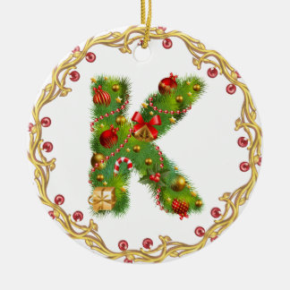 ornement décoré d'un monogramme initial de Noël de