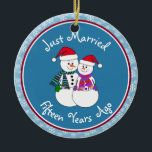 Ornement En Céramique 15e anniversaire Cadeau amusant Couple de neige No<br><div class="desc">Notre couple festif de gens de la neige sont habillés pour le froid dans leurs foulards à motifs, coordonnant mitaines et chapeau de Noël de fête rouge. Message amusant "Juste marié", peu importe la durée de votre famille ou de vos amis célébrant le mariage. Ajoutez leurs noms et la date...</div>