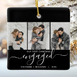 Ornement En Céramique 1er Noël Engagé 3 Photo Blanc Script noir<br><div class="desc">Commémorez votre fiançailles avec ce magnifique ornement de gardien moderne. Le texte blanc dit "Notre premier Noël engagé", avec le mot "engagé" dans un élégant script d'écriture manuscrite avec des fioritures avant et après. Remplacez les trois exemples d'images par vos photos verticales préférées, et ajoutez vos noms et l'année en...</div>