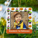 Ornement En Céramique 1ère photo Halloween du bébé mignonne Personnalisé<br><div class="desc">Le premier ornement d'Halloween de cet adorable bébé est parfait pour les nouveaux parents qui aiment Octobre. Ce joli petit ornement d'Halloween avec un Jack O'Lantern souriant,  une araignée noire éffrayante et deux savoureux cupcakes avec des casquettes de sorcière sur le dessus pour un tour ou régaler.</div>