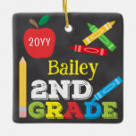 Ornement En Céramique 2e année Keepsaké Chalkboard coloré Enfants photo<br><div class="desc">La conception d'ornement photo de 2e année comprend une pomme, une règle, des crayons et une typographie amusante et colorée ! Cliquez sur le bouton personnaliser pour plus opti2ndr modifier le texte ! Des variantes de ce design, des couleurs supplémentaires, ainsi que des produits de coordination sont disponibles dans notre...</div>