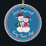 Ornement En Céramique 40e Anniversaire Cadeau amusant Couple de neige No<br><div class="desc">Notre couple festif de gens de la neige sont habillés pour le froid dans leurs foulards à motifs, coordonnant mitaines et chapeau de Noël de fête rouge. Message amusant "Juste marié", peu importe la durée de votre famille ou de vos amis célébrant le mariage. Ajoutez leurs noms et la date...</div>