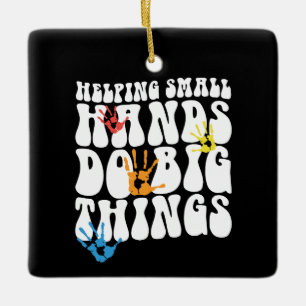 Ornement En Céramique Aider Les Petites Mains À Faire De Grosses Choses