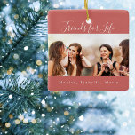 Ornement En Céramique Amis de la vie brun rouge nom photo<br><div class="desc">Un cadeau pour votre(vos) meilleur(s) ami(s) pour les anniversaires,  Noël ou un événement spécial. Texte : Friends for Life,  écrit avec un script de style à la main tendance. Personnalisez et utilisez vos propres photos et noms. Un arrière - plan de couleur marron rouge.</div>