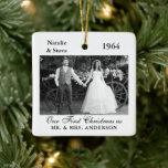 Ornement En Céramique Année photo mariage Mémoire rétro noir et blanc<br><div class="desc">Mariage de mariée et de chambre Photo et l'année de l'ornement de mémoire. Parfait pour se souvenir de votre grand jour ou pour offrir un cadeau pour célébrer un anniversaire de parents, de grands-parents et d'autres membres de votre famille. Prenez cette photo de mariage noire et blanche, rétro, vintage et...</div>