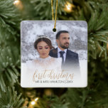 Ornement En Céramique Arbre de Noël moderne "D'abord comme M. & Mme"<br><div class="desc">Décoration élégante de l'arbre de Noël photo pour célébrer un nouveau mariage de noël en couple marié. L'ornement comporte une photo avec une subtile couverture blanche et un texte modèle qui dit, 'PREMIER NOËL EN TANT QUE MR ET MRS.' et leur nom de famille. les styles et les couleurs de...</div>
