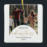 Ornement En Céramique Arche photo moderne Joyeux Noël Gold Script<br><div class="desc">Partagez la joie de la saison avec notre Arc Photo Moderne Joyeux Noël Ornement en céramique Script or. Avec votre photo de famille au centre avec une arche ovale ornée des mots "Joyeux Noël" en faux script de feuille d'or calligraphie. Personnalisez-le avec votre nom de famille et votre année en...</div>