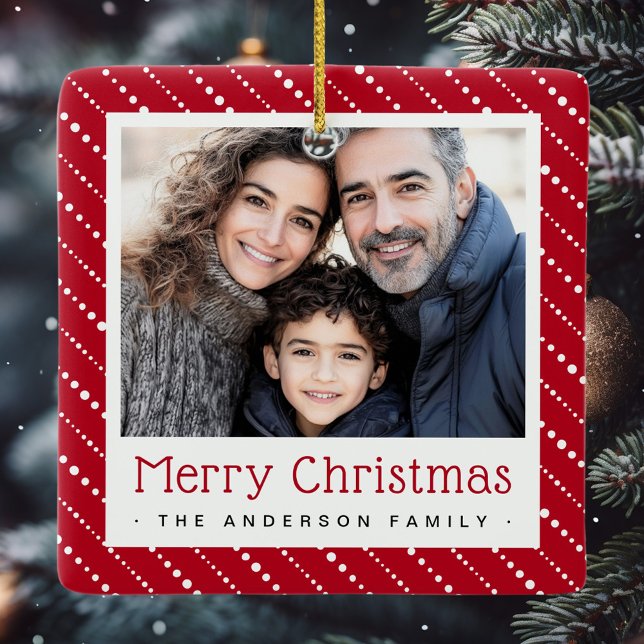 Ornement En Céramique Bandes mignonnes pointillées joyeux photo rouge de (Cute dotted stripes merry Christmas red photo Ceramic Ornament)