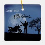 Ornement En Céramique Beau Couples Premier Noël Moto Amour<br><div class="desc">Cette moto unique couple décoration de Noël dispose d'un charmant arrière - plan bleu avec une lune et un arbre et d'un couple romantique à côté d'une moto.  Le texte sur le devant dit "Notre premier Noël".  Personnalisez le dos avec un nom et une année.</div>