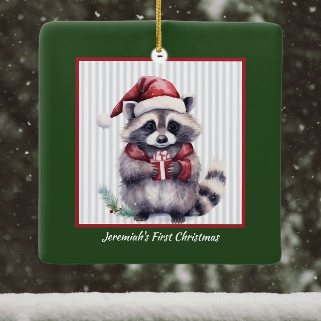 Ornement En Céramique Bébé Raccoon tenant cadeau de Noël de l'enfant (Créateur téléchargé)