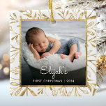 Ornement En Céramique Bébés 1ère photo de Noël Gold Foliage Blanc<br><div class="desc">Célébrez le premier Noël du bébé avec ce magnifique ornement de gardien. Remplacez facilement l'exemple d'image par votre photo préférée et customisez-le avec le nom du bébé en caractères blancs et l'année ci-dessous. Un dégradé noir aide à faire apparaître le texte. La photo est mise en scène par un cadre...</div>