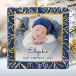 Ornement En Céramique Bébés 1ère photo de Noël Marine Blue Gold Foliage<br><div class="desc">Célébrez le premier Noël du bébé avec ce magnifique ornement de gardien. Remplacez facilement l'exemple d'image par votre photo préférée et customisez-le avec le nom du bébé en caractères bleu marine et l'année ci-dessous. Un dégradé blanc aide à faire apparaître le texte. La photo est mise en scène par un...</div>