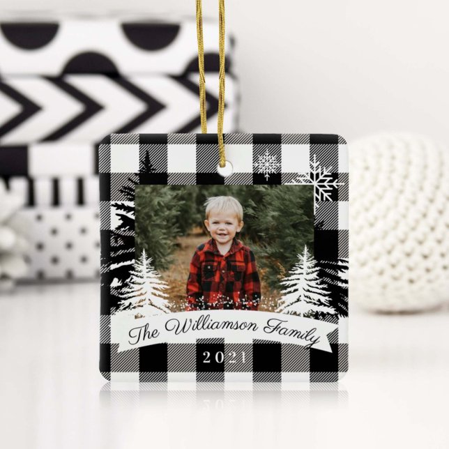 Ornement En Céramique  Black Buffalo Plaid Rustic Pine Tree Family Photo (Créateur téléchargé)