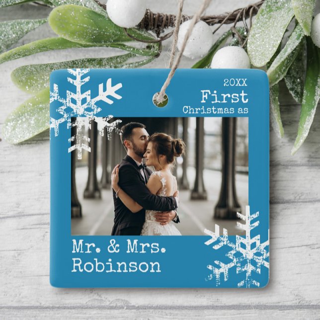 Ornement En Céramique Bleu Premier Noël M. Photo personnalisée & Mme (Rustic snowflake family holiday keepsake photo ornament perfect for gifts to bring joy to others.)