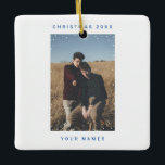 Ornement En Céramique BLEUE Snowfall Photo Texte Bruit Film Overlay<br><div class="desc">Navy Blue Minimalist Snowfall Photo Texte Bruit Film Overlay Céramique Ornament garde-robe avec votre photo personnalisée (carré, paysage ou portrait, horizontal ou vertical) dans cadre de flocons de neige et avec film de bruit blanc couverture vintage, et votre vacances, nom et texte customisé dans police sans serif design et moderne,...</div>
