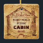 Ornement En Céramique Bois personnalisé de Faux de cabine de rondin vos<br><div class="desc">La conception rustique et faite sur commande de cabine sur cet ornement double face de Noël a tourbillonné, le regard du bois de faux qui devient plus léger au milieu. À l'intérieur du dessin démodé de cabine - dérivé d'un cru, la publicité 1900's tôt - vous pouvez ajouter votre nom....</div>