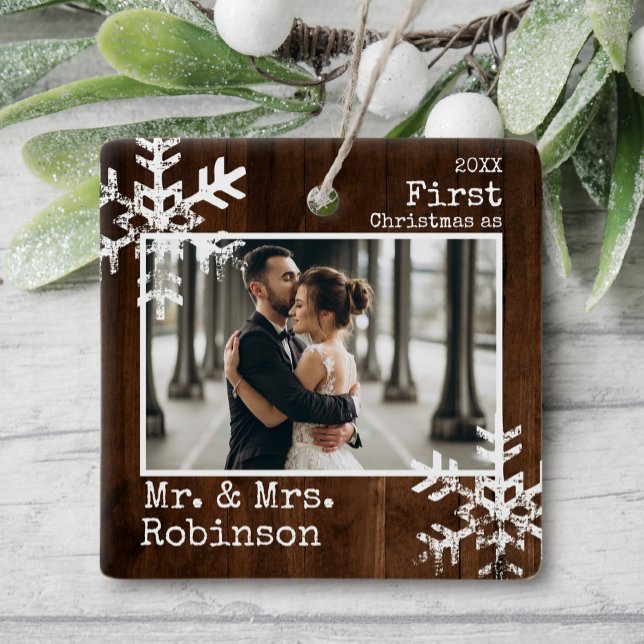Ornement En Céramique Bois rustique 1er Noël M. & Mme Photo (Rustic snowflake family holiday keepsake photo ornament perfect for gifts to bring joy to others.)