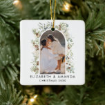 Ornement En Céramique Botanique Eucalyptus Verdure Noël personnalisé<br><div class="desc">Élevez votre décor de vacances avec notre "Botanical Eucalyptus Greenery Custom Christmas Céramique Ornement." Inspiré par le charme de l'esthétique du cottagecore, cet ornement comprend une couronne d'aquarelle botanique et une couronne feuillue minimaliste, apportant une élégance intemporelle à votre sapin de Noël. Vous pouvez le personnaliser avec votre photo préférée,...</div>