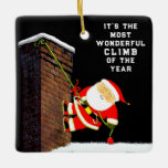 Ornement En Céramique cadeau de escalade rock personnalisé<br><div class="desc">Un saké créatif pour votre alpiniste préféré,  avec une cheminée Père Noël escalade. Modifier le texte pour ajouter le nom et l'année.</div>