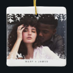 Ornement En Céramique Cadre minimal de flocons de neige | Joyeuse photo<br><div class="desc">Voici notre plus récent ajout à notre collection d'hiver - le cadre minimaliste noir et blanc Snowflakes | Photo Joyeuse et Mariée. Ce cadre photo exquis est le moyen ultime de présenter vos souvenirs chéris avec vos proches pendant la période des fêtes. Conçu avec précision et attention au détail, ce...</div>