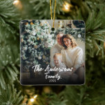 Ornement En Céramique Cadre moderne Elégante Typographie de famille Phot<br><div class="desc">Une création de votre propre ornement de famille de typographie simple et élégant. un souvenir parfait pour vos voeux de Noël pour garder le moment capturé pour toujours. Cette décoration unique et chic a une élégante typographie exceptionnelle du nom et de l'année de la famille qui sont personnalisables en cliquant...</div>