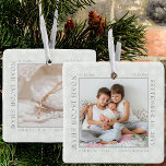 Ornement En Céramique Cadres photo de flocon de neige blanc et statistiq<br><div class="desc">Un arrière - plan gris argenté porte un ornement photo avec des flocons de neige blancs délicats. Le modèle photo est prêt pour vous à ajouter votre photo bébé, encadrée avec vos statistiques de naissance. Vous pouvez ajouter la même photo ou une autre image au dos, qui sont toutes deux...</div>