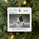 Ornement En Céramique Calligraphie Notre premier Mariage photo de Noël<br><div class="desc">Script de calligraphie moderne,  Simple minimaliste,  Notre premier Mariage photo de Noël Ornement en céramique de Noël</div>