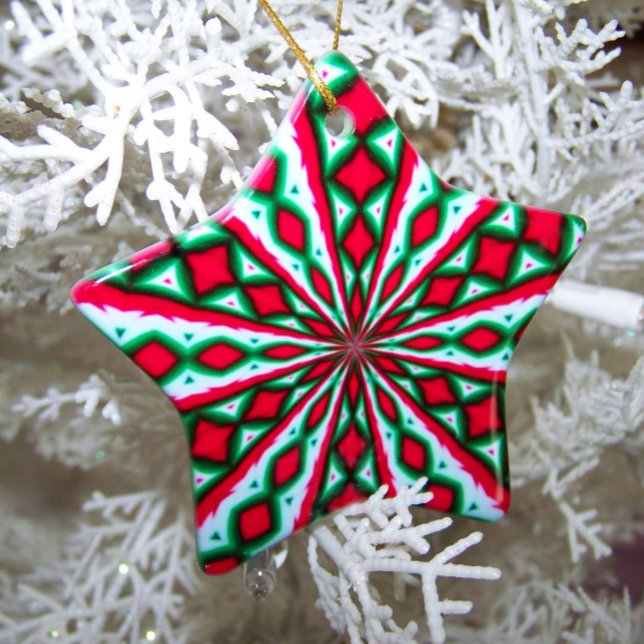 Ornement En Céramique Candy de Noël blanc rouge et vert Kaleidoscope (Christmas Candy Kaleidoscope Ceramic Star Shaped Ornament)